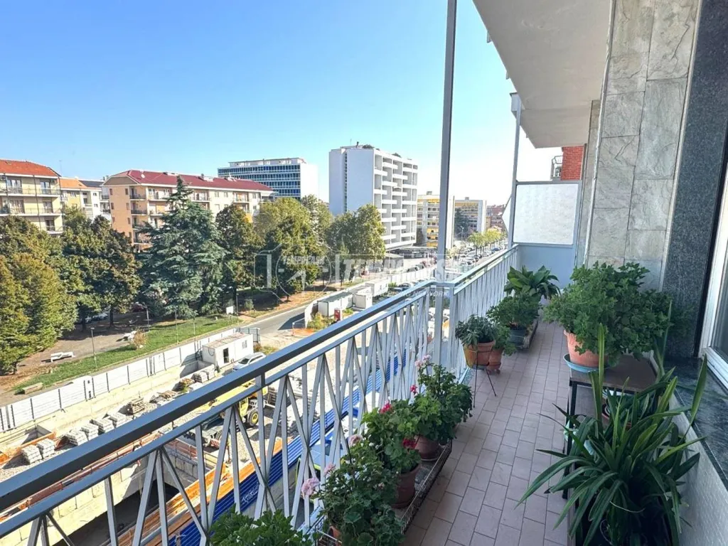 Rõdu - Rearranged Apartment with Balcony in Collegno