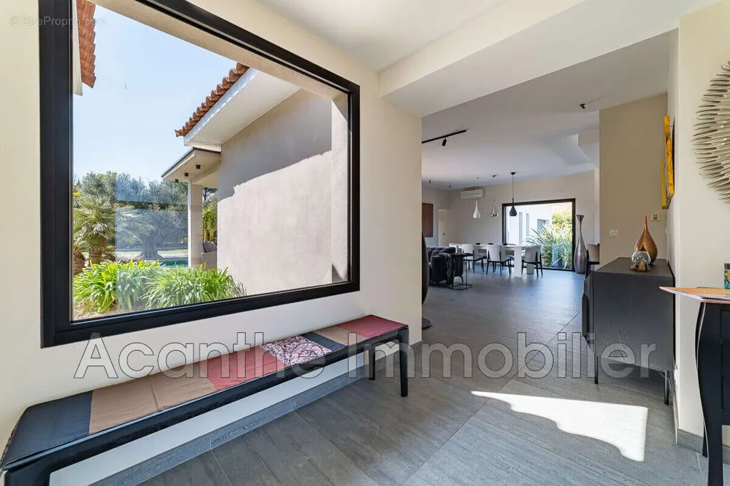 Esik - Contemporary House with Pool near Saint-Mathieu-De-Treviers