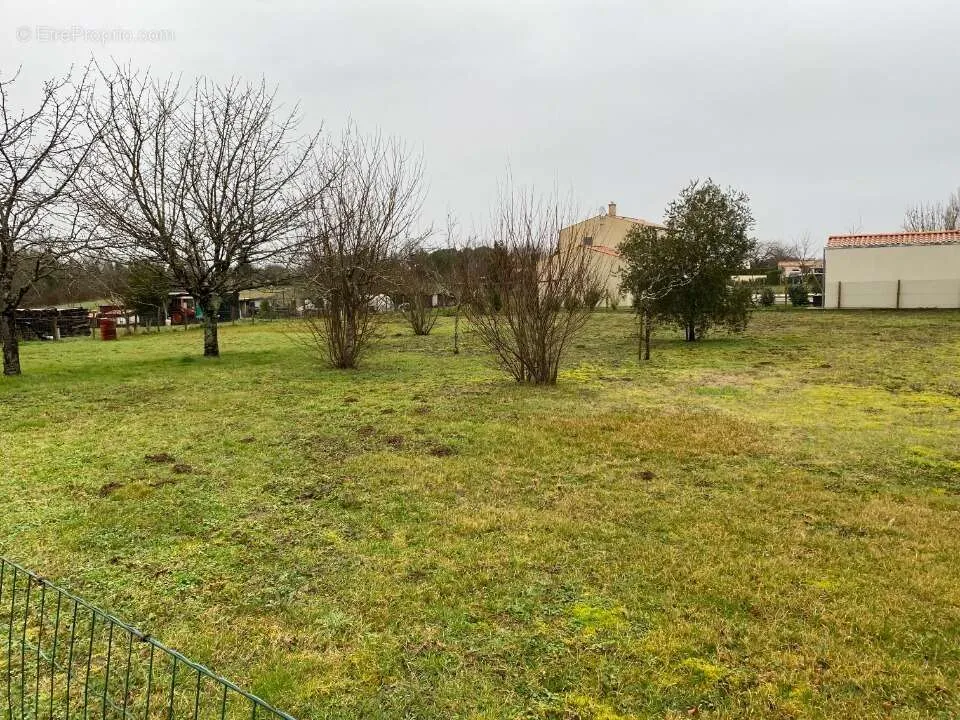 Garden - Constructible Plot with Garden in Rochefort