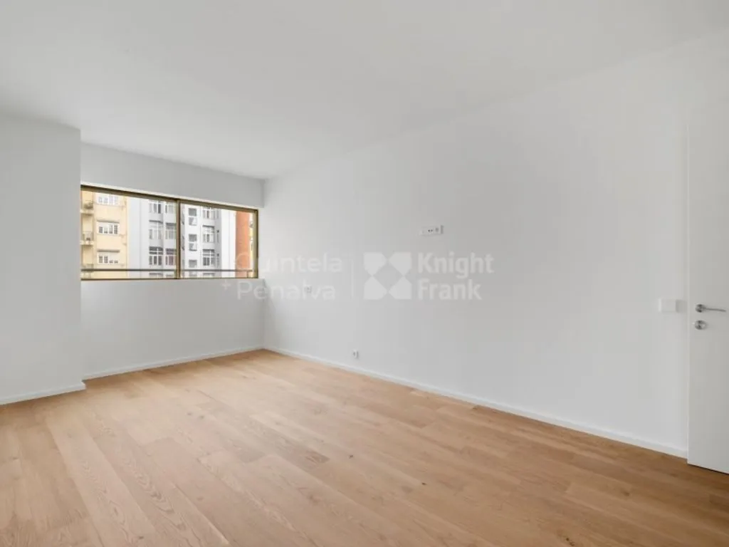 Pièces - Luxury Apartment with Golden Frames in Lisbon