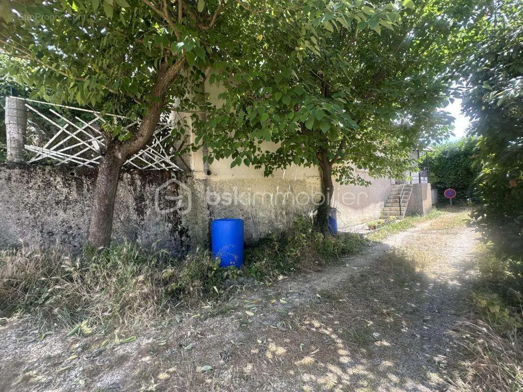 Giardino - Apartment Block with Parking in Saint Martin de Valgalgues