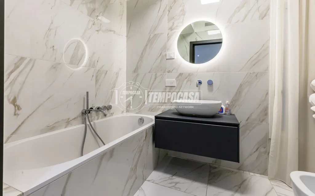 Salles de bain - Bright Apartment with Balcony in Milan