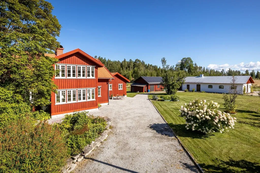 Õhuvaade - Charming Farmhouse with Stables in Västra Sund