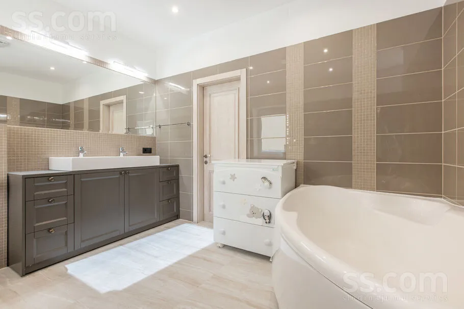 Vannitoad - 3-Bedroom Apartment with Balcony in Spilve