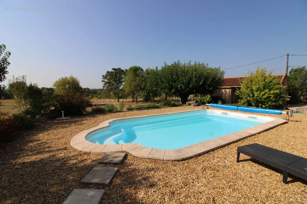 Piscine - Terrain 8 pièces à Allegre-Les-Fumades