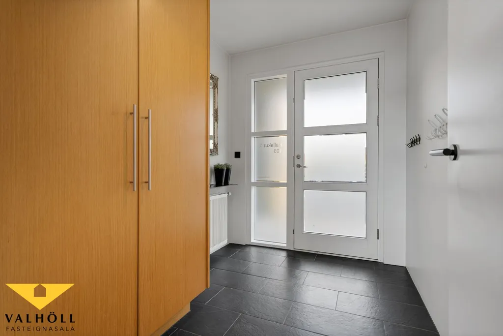 Ingresso - Accessible Three-Bedroom Flat with Balcony in Akrahverfi
