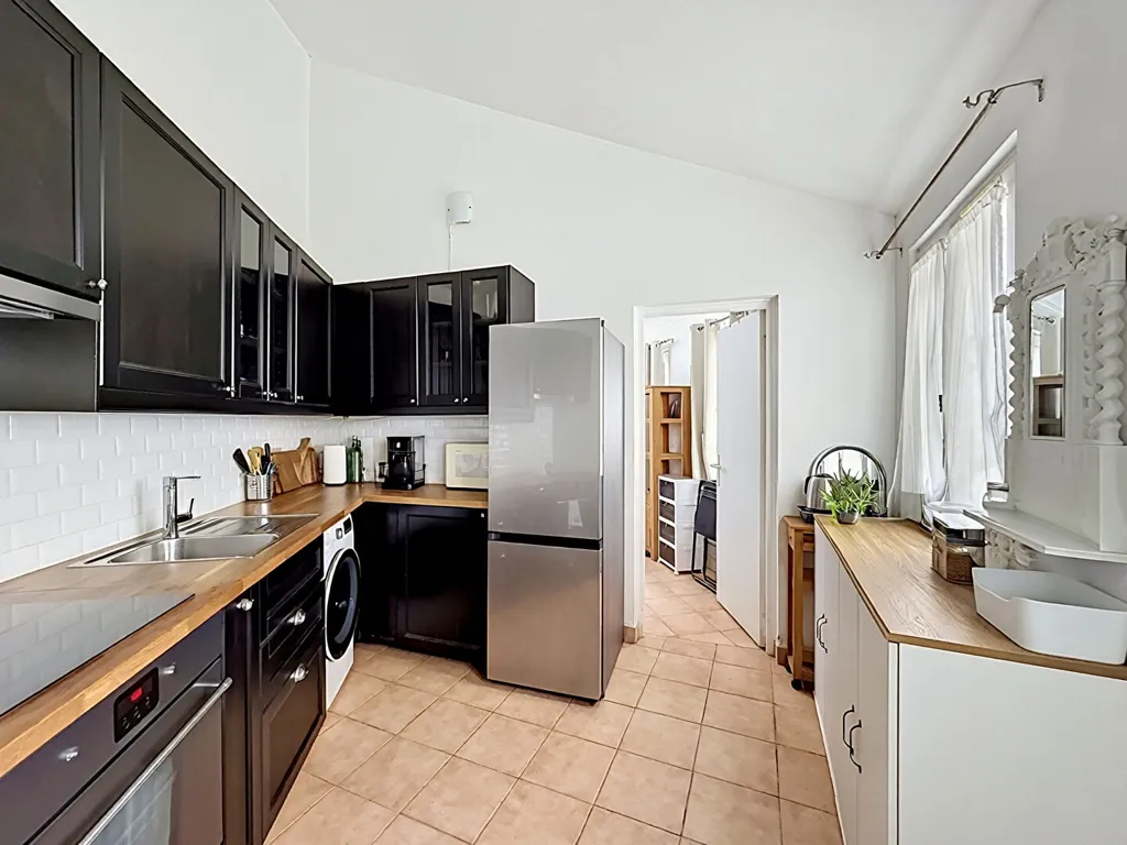 Köök - Charming 2-Bed Flat with Private Garden in Versailles