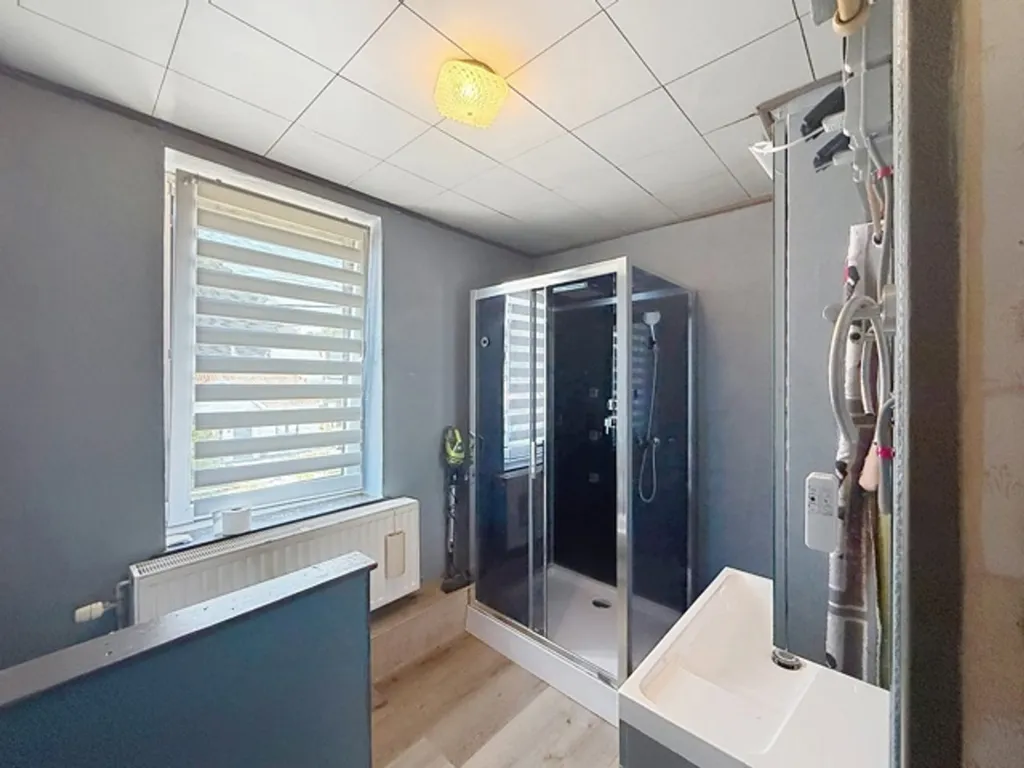 Salles de bain - Maison à Rafraîchir avec Terrasse à Couillet