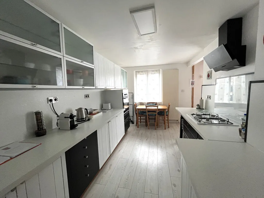 Köök - Renovated House with Mountain View in Charming Area