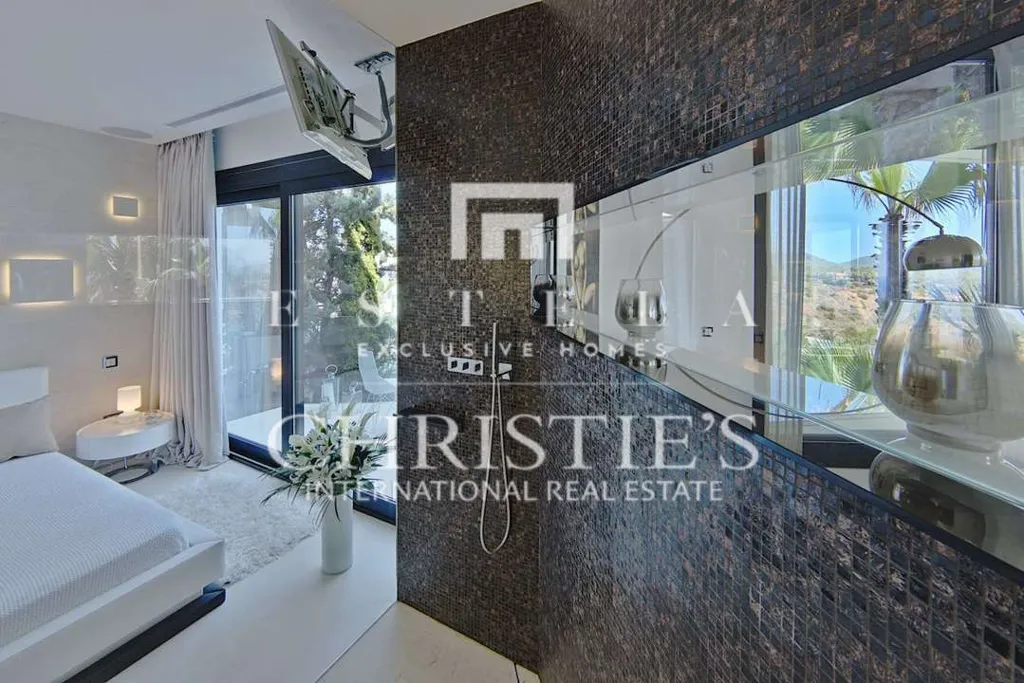 Bathrooms - Luxury Villa with Pool in Es Cubells