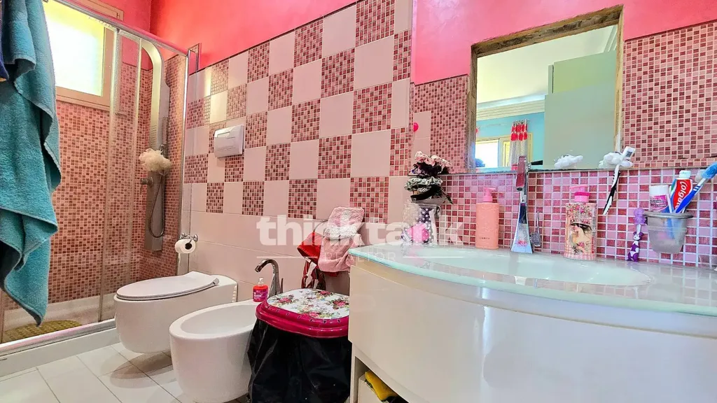 Salles de bain - Rear-Facing Apartment with Terrace in Avola