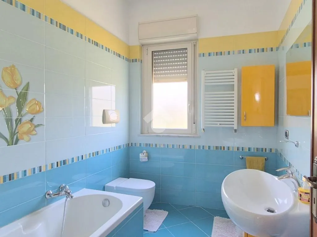 Salles de bain - Villa with Panoramic Terrace in Aquino