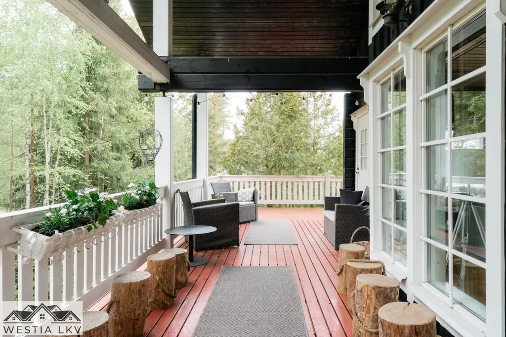 Terrazza - Contemporary Timber House with Balcony in Hyvinkää