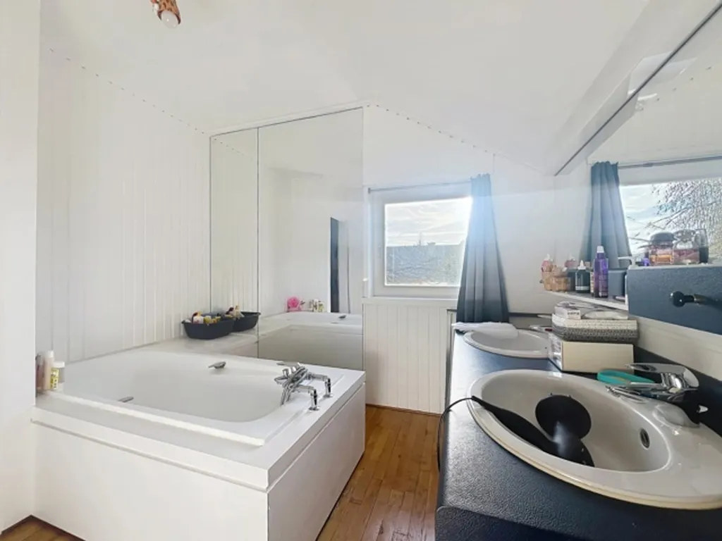 Salles de bain - Villa 4 Façades avec Jardin Arboré à Mouscron