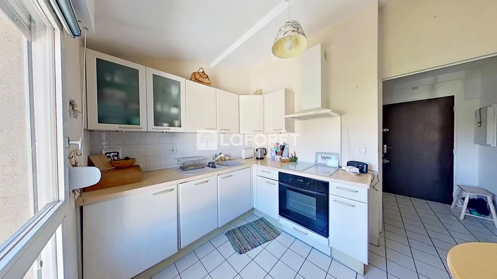 Kitchen - Bright 2-Bed Flat with Metro Access in Lyon 8th