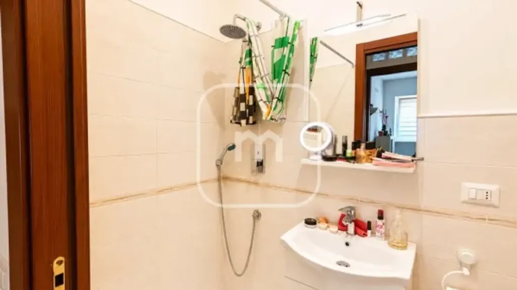 Salles de bain - Modernised Apartment with Balcony in Rome