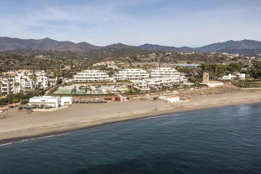Õhuvaade - Beachfront Villa with Pool in Estepona
