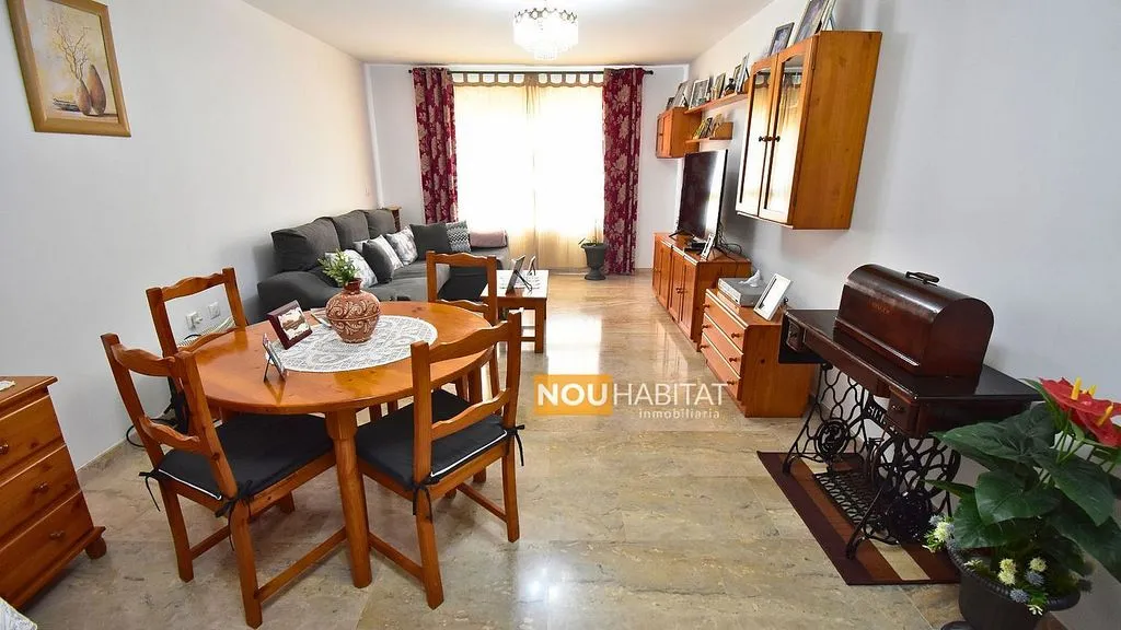 Salle à manger - Apartment with Balcony and Garage in Montroy