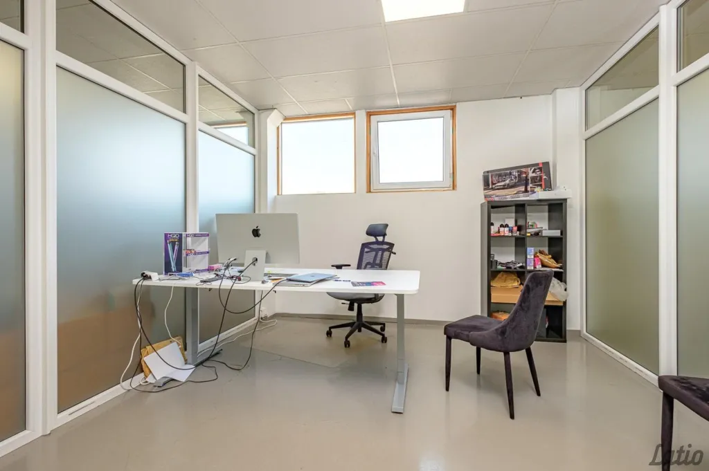 Kabinet - Commercial Space with Extensive Asfaltēta Area in Riga