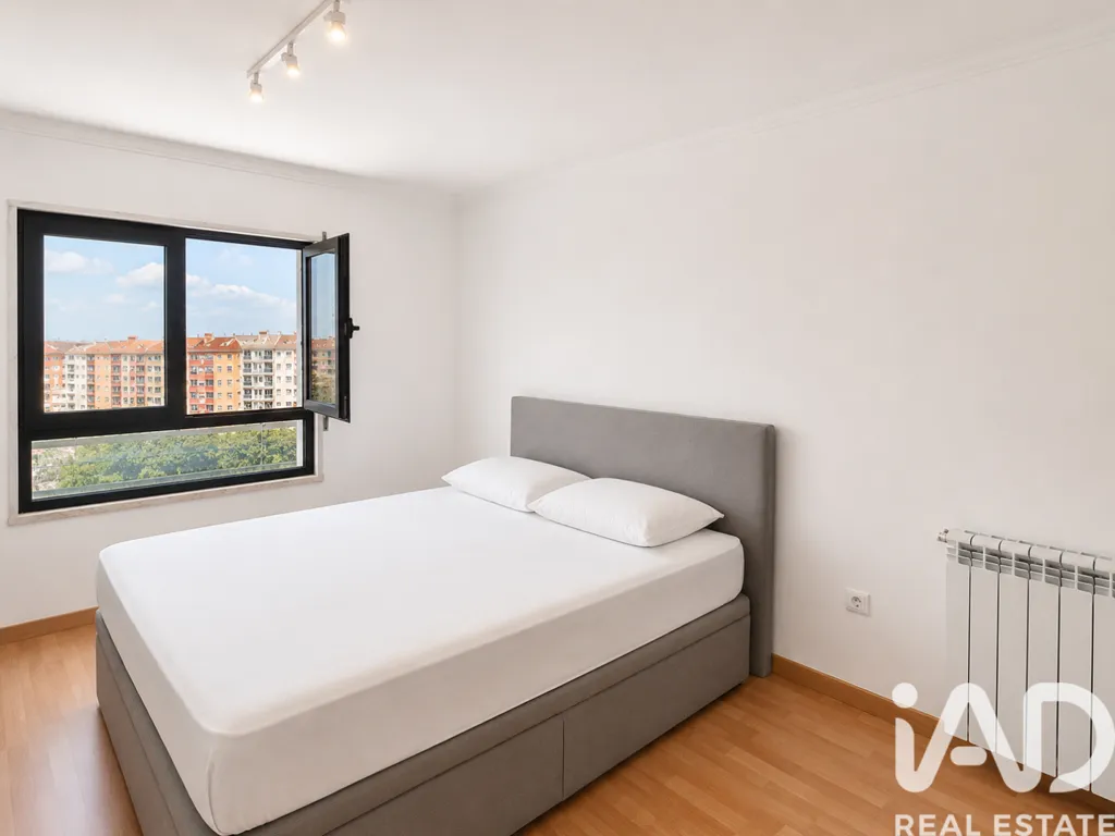 Bedrooms - T3 Apartment with Spacious Terrace in Alfragide