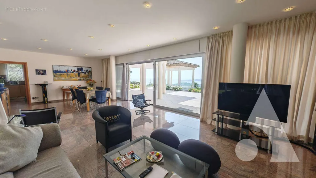 Séjour - Villa avec Vue Mer Panoramique à Sainte-Maxime