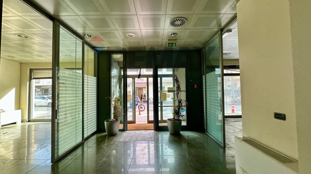 Esik - Commercial Space with 3 Vitrines in Riccione