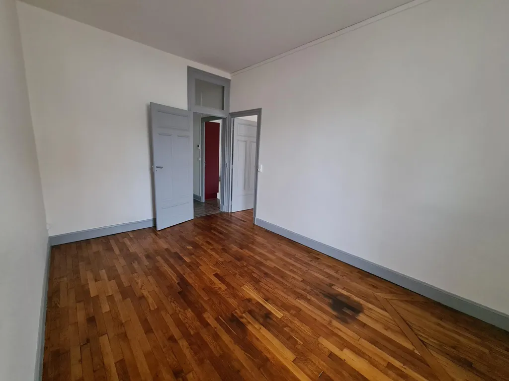 Toad - Fully Renovated Flat with Private Garage in Le Creusot