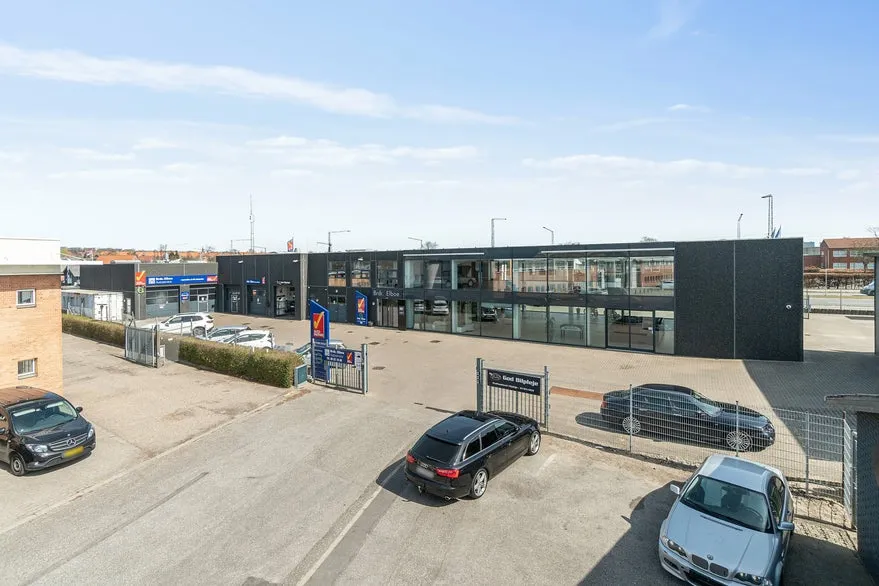Välivaade - Showroom with Garage in High Traffic Area