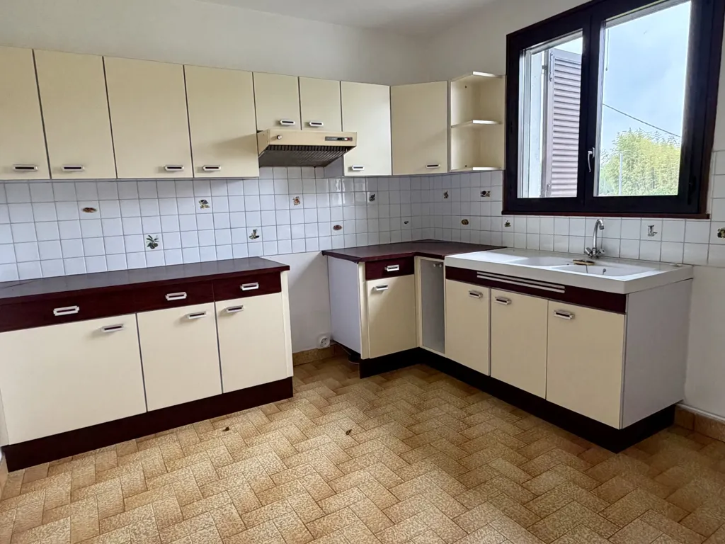 Cuisine - Maison avec jardin et garage à Savonnières