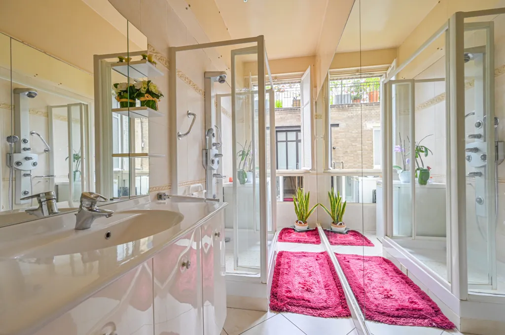 Salles de bain - Appartement Haussmannien avec Balcon Sud à Paris 11ème