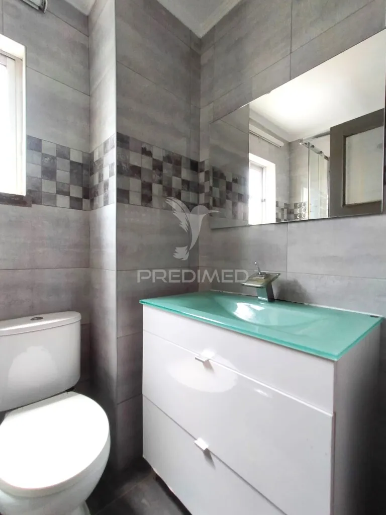 Vannitoad - Inverted Duplex Apartment for Renovation in Alvalade, Lisbon