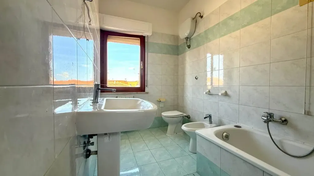 Vannitoad - Two-Level Apartment with Terrace in Cecina