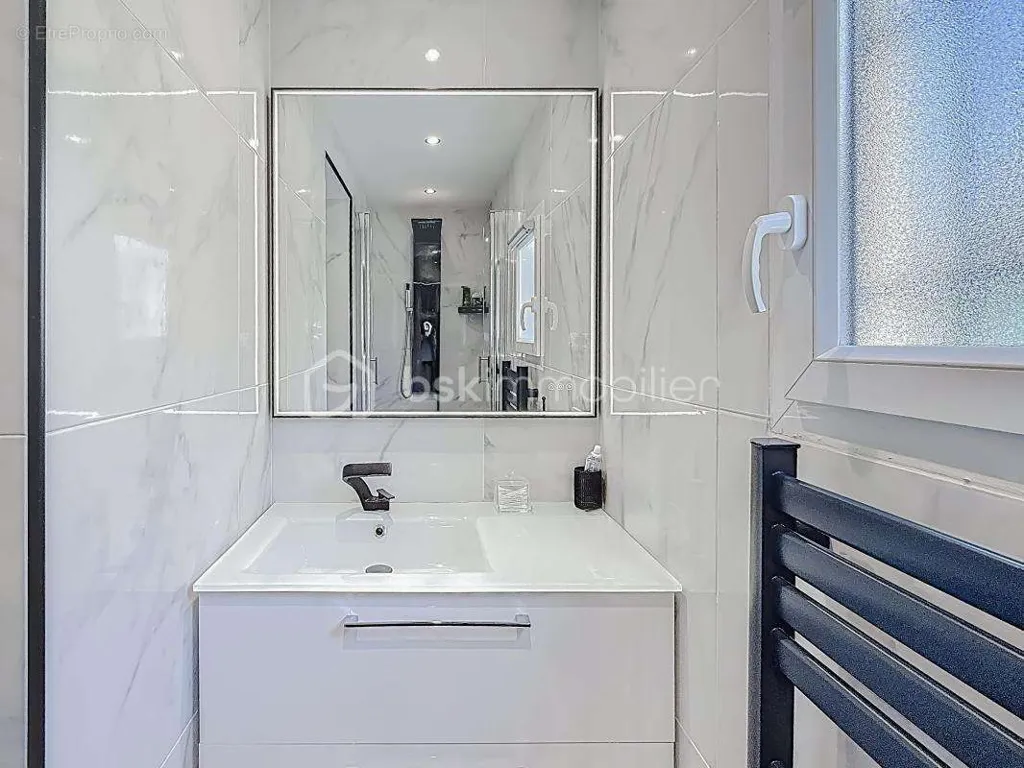 Bathrooms - Villa with Pool and Garage in Cournonsec