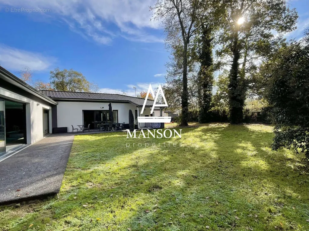 Jardin - Maison contemporaine avec piscine intérieure à Illats