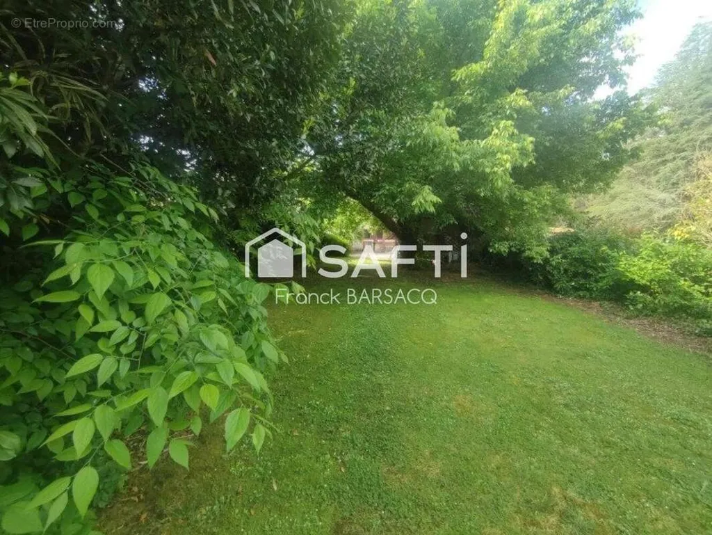 Garden - House with Pool in Estang