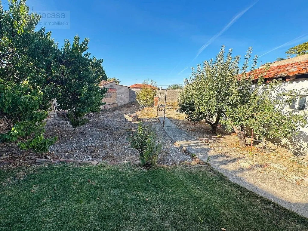 Aed - Six-Bedroom House with Large Plot in Renedo de Esgueva