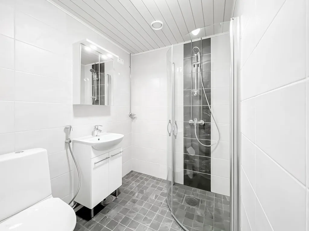 Vannitoad - Attic Studio with French Balcony in Nekala