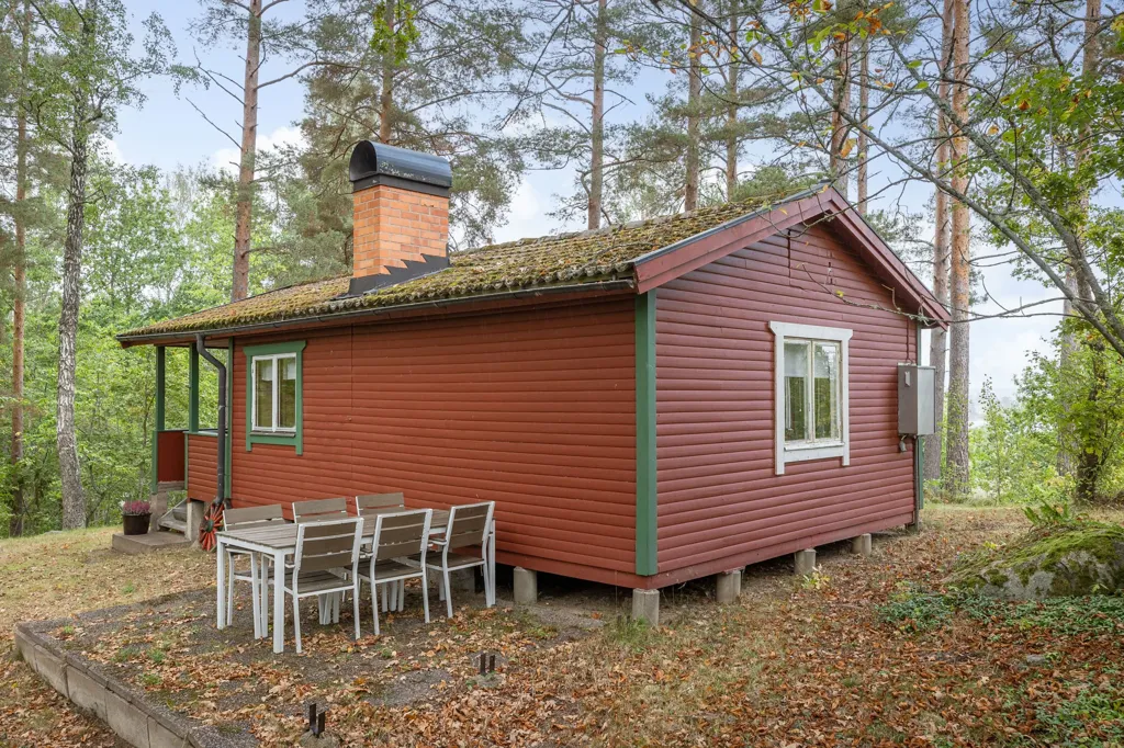 Välivaade - Lakefront Plot with Cottage in Krågedal