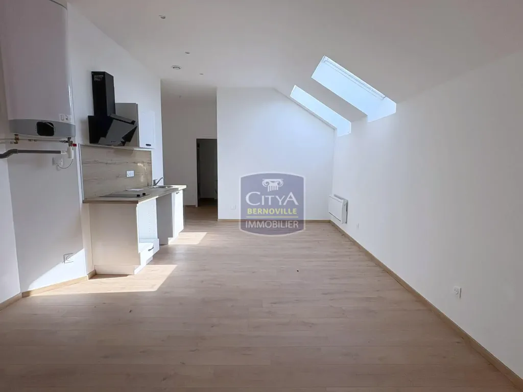 Pièces - Studio Récent avec Cuisine Aménagée à Saint-Quentin