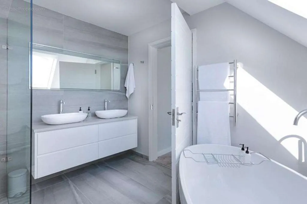Vannitoad - 3-Piece Apartment with Parking in Prestigious Residence