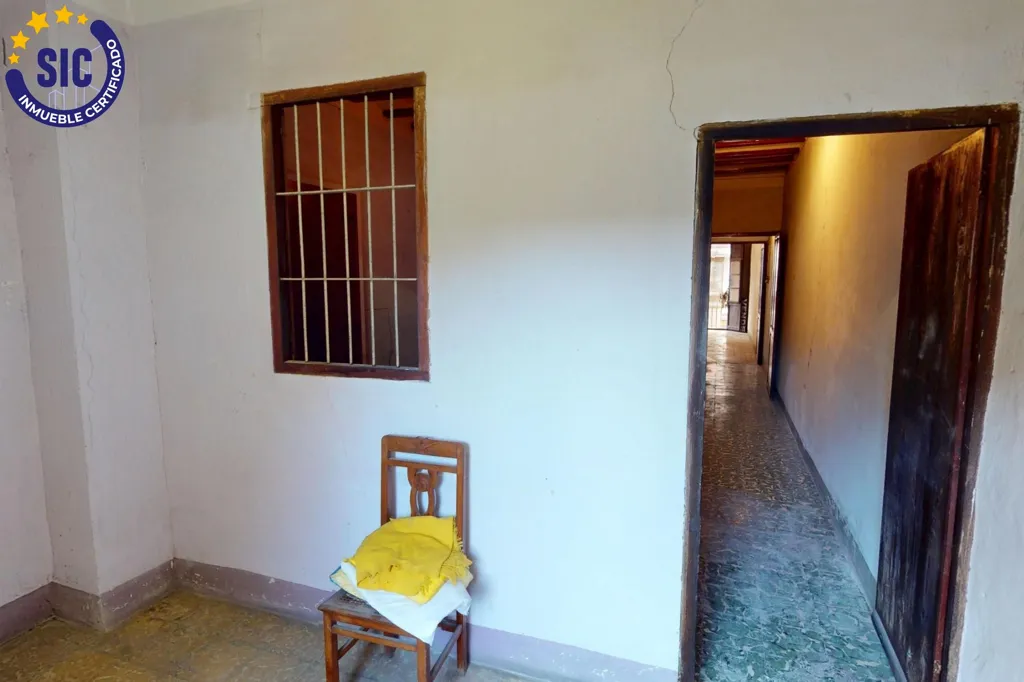 Entrée - Three-Storey House for Restoration in Castellón Centre
