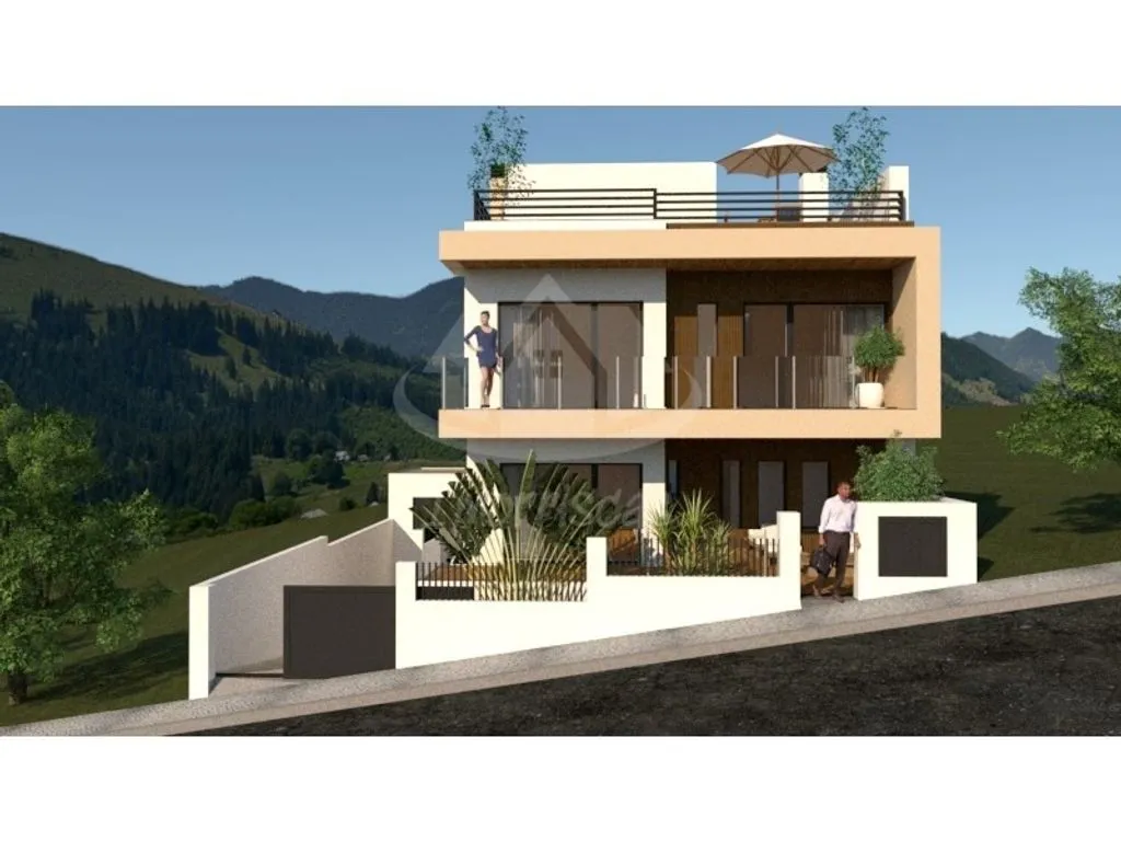 Luxury House with Rooftop in Loures