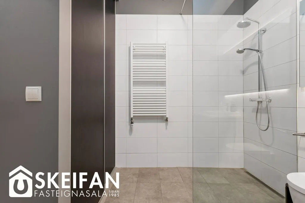 Salles de bain - Bright 3-Bed Apartment with Balcony in Reykjavik