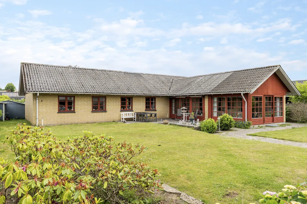 Garden - Villa with South-Facing Terrace in Kregme