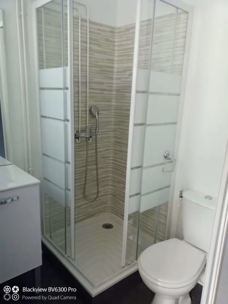 Salles de bain - Studio Meublé avec Parking à Cholet