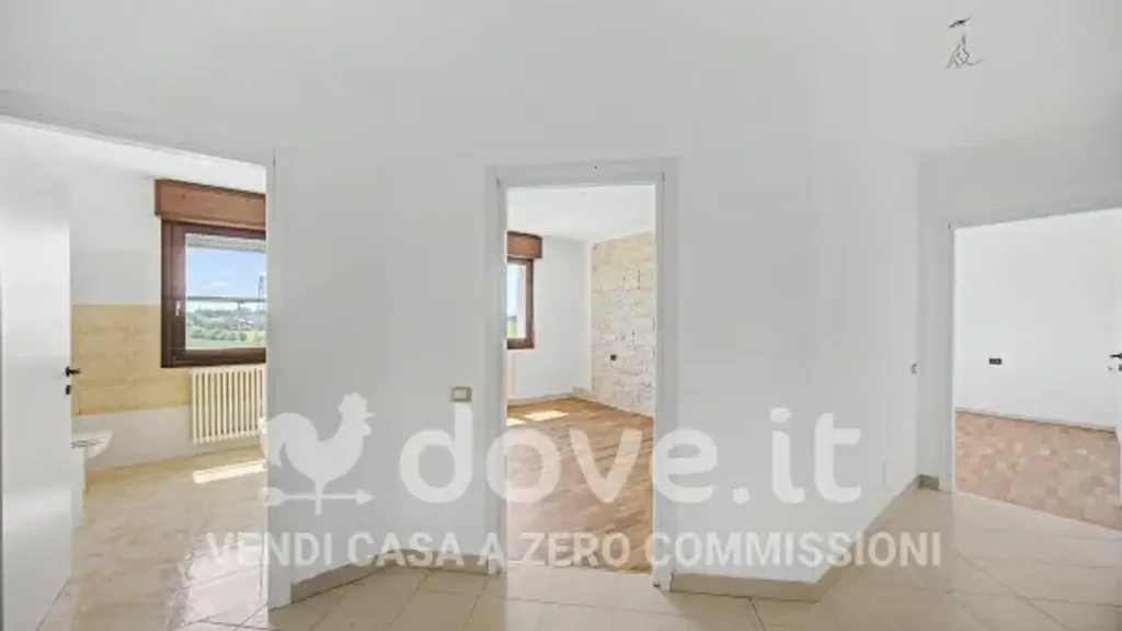 Entrée - Bright Trilocale with Mansard in Padua