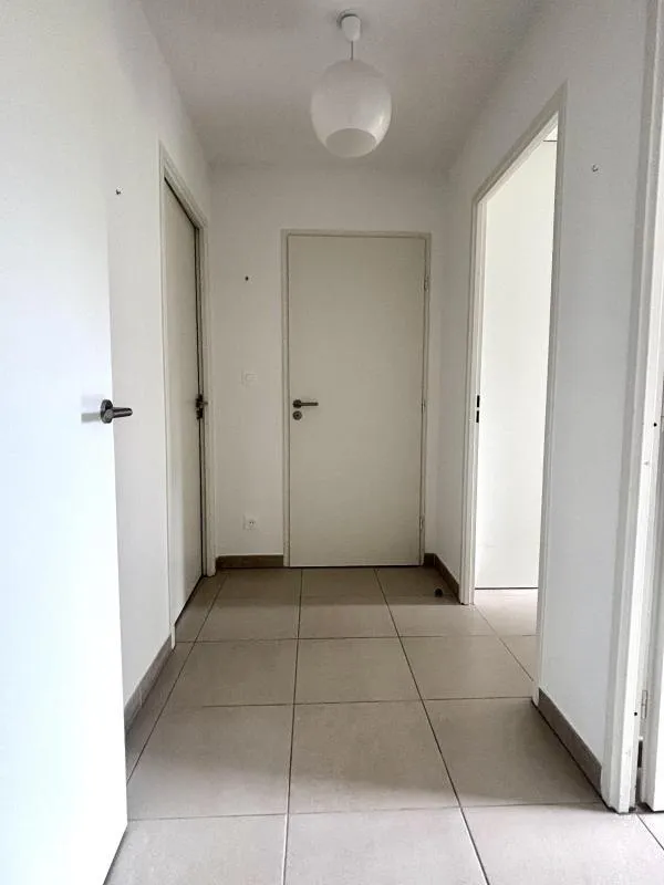 Esik - Modern Apartment with Loggia in Garons