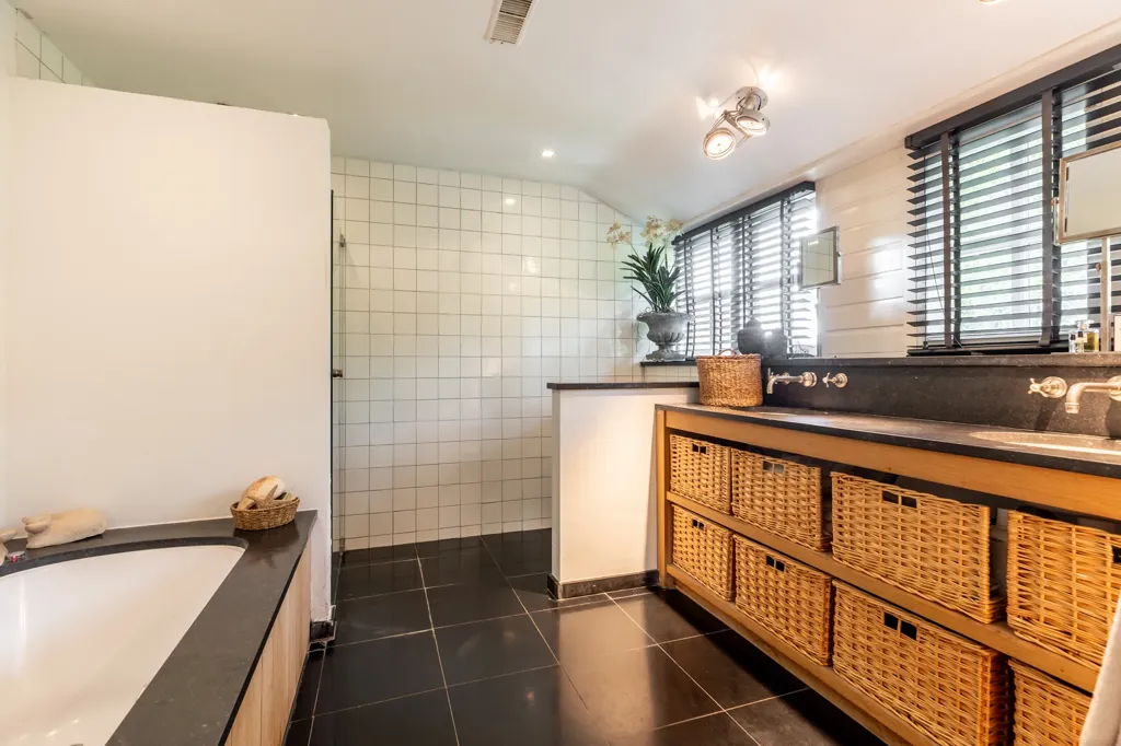 Salles de bain - Luxury Villa with Jacuzzi in Oostvoorne