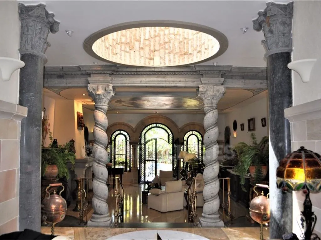 Entrée - Luxury Villa with Romanesque Features in San Bartolomé