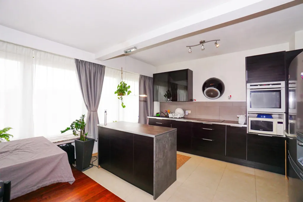 Cuisine - Appartement avec Balcons et Garage à Drogenbos